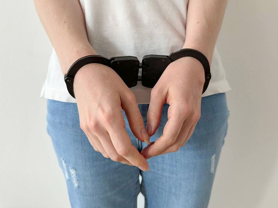 Полицейские задержали в Пушкино закладчицу с 365 свертками с наркотиками