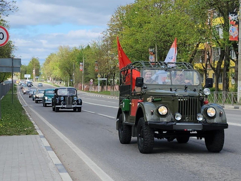 Ретроавтомобили проехали по Истре в честь Победы