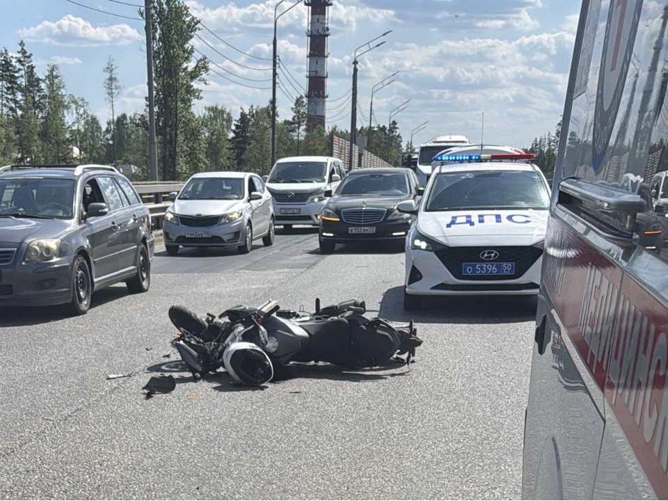 Медики помогли мотоциклисту, пострадавшему в ДТП, пока спешили к другому вызову