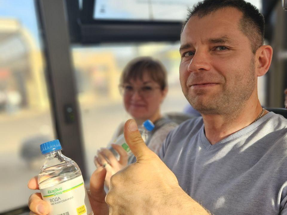 На автобусных остановках в Павловском Посаде раздают питьевую воду