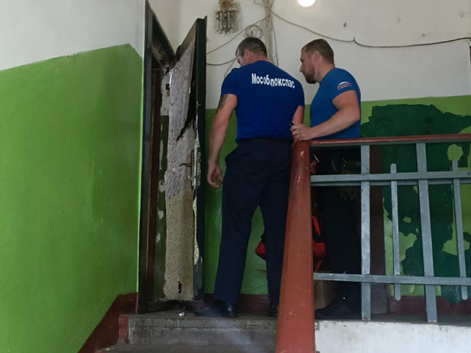 Спасатели в Кашире помогли родителям попасть в квартиру с запертыми внутри детьми