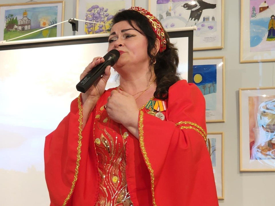 В Звенигороде выступила артистка, которая ездит с концертами в зону СВО