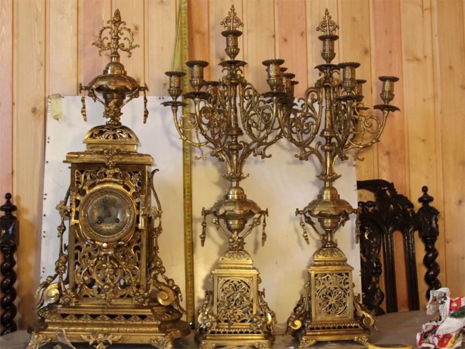 В Лосино-Петровском продают старинные французские часы с канделябрами