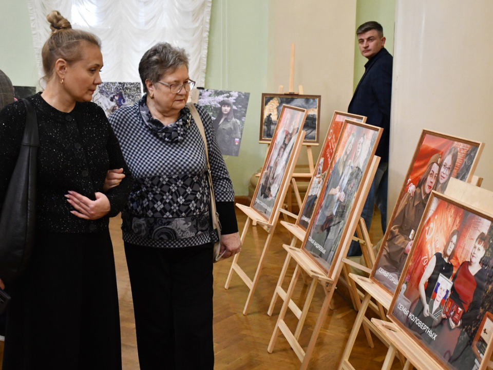 В Жуковском представили фотовыставку портретов семей участников СВО