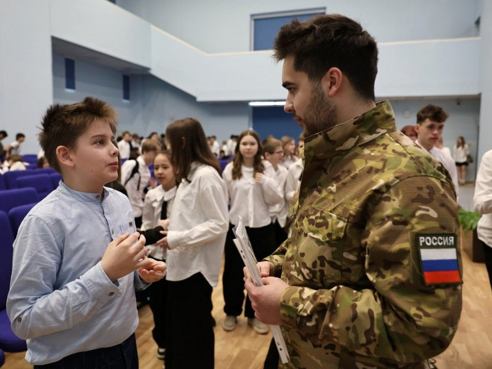 Боец показал школьникам в Мытищах уникальные фотоснимки из зоны СВО