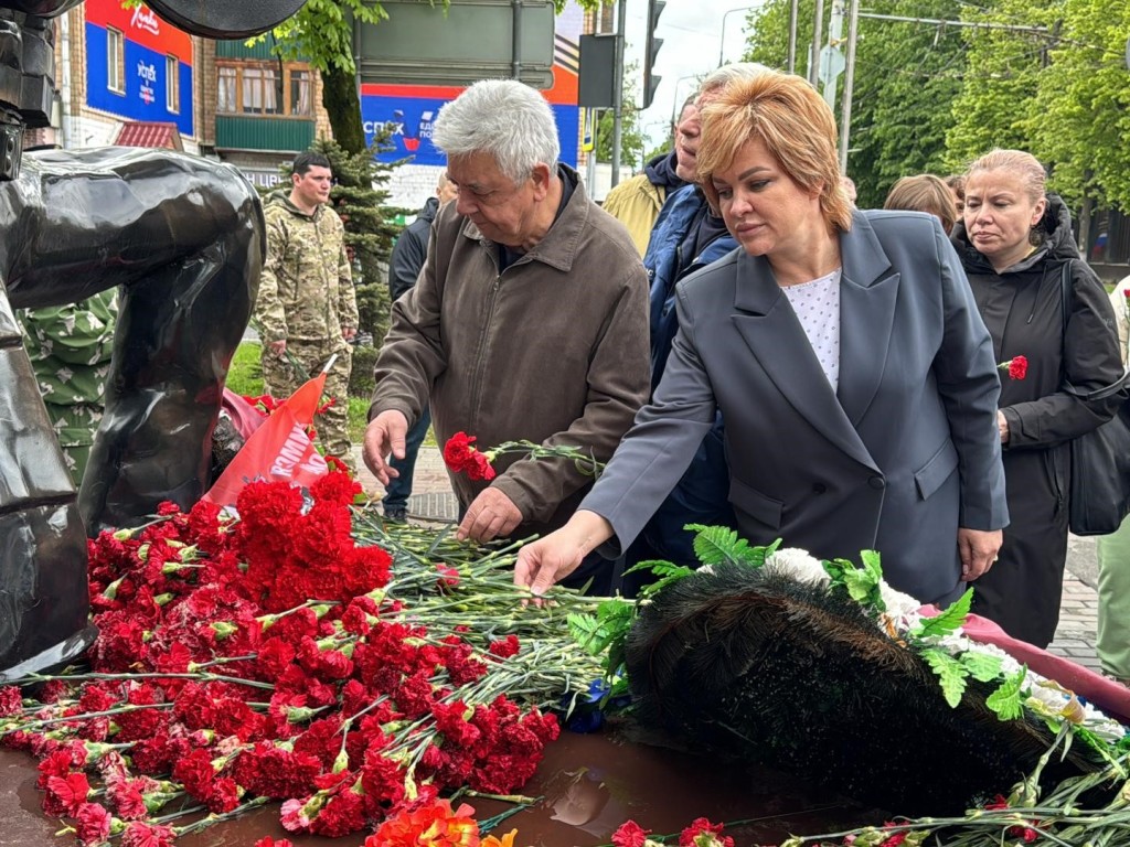 В Химках почтили память освободителей Мариуполя возложением цветов и уроками мужества