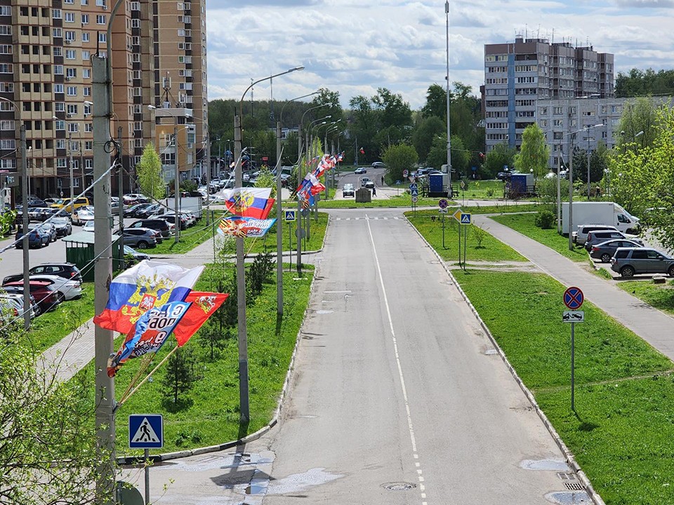Улицы в Лосино-Петровском украсили к 80-летию Победы