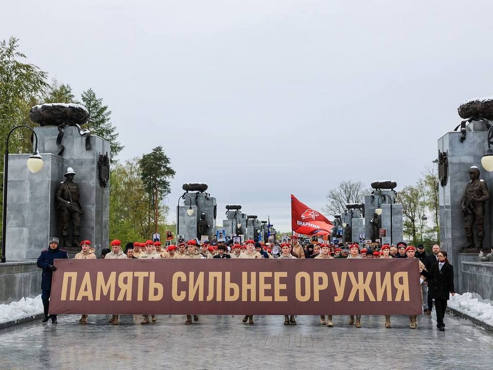 Мытищинцы с портретами близких прошли Бессмертным полком на Пантеоне защитников Отечества