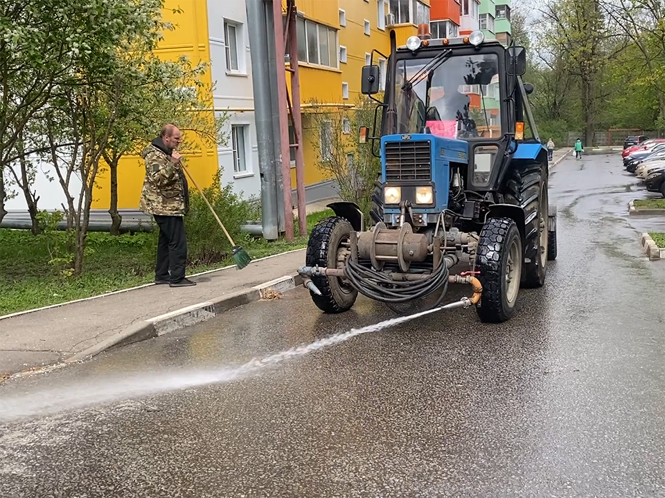 Во Власихе поливают дороги во время дождя