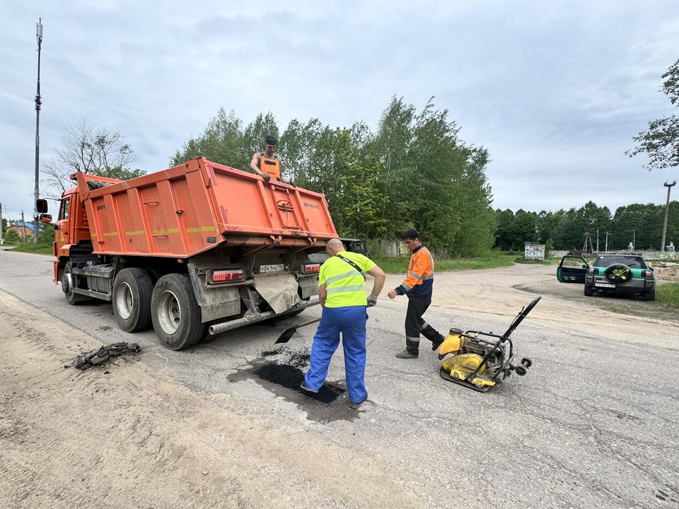Коммунальщики Шаховской залатали ямы на двух улицах поселка