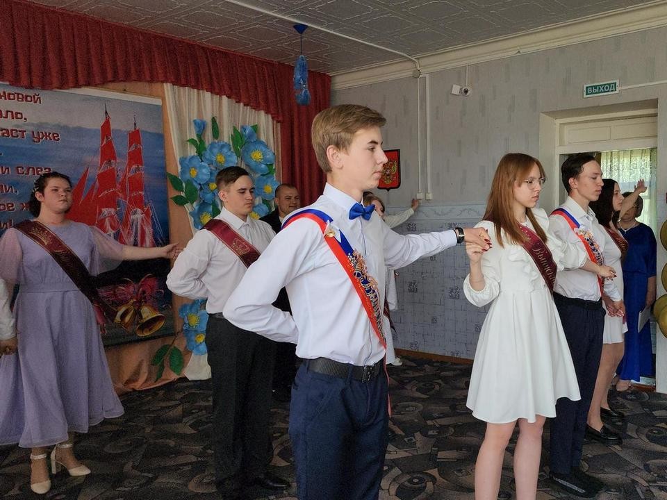 Последний звонок прозвучал для 10 выпускников Белоомутской школы-интерната