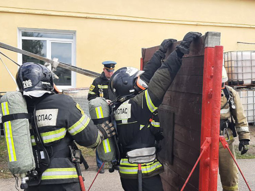 Зарайские пожарные смогли пройти полосу препятствий и выйти из задымленного лабиринта
