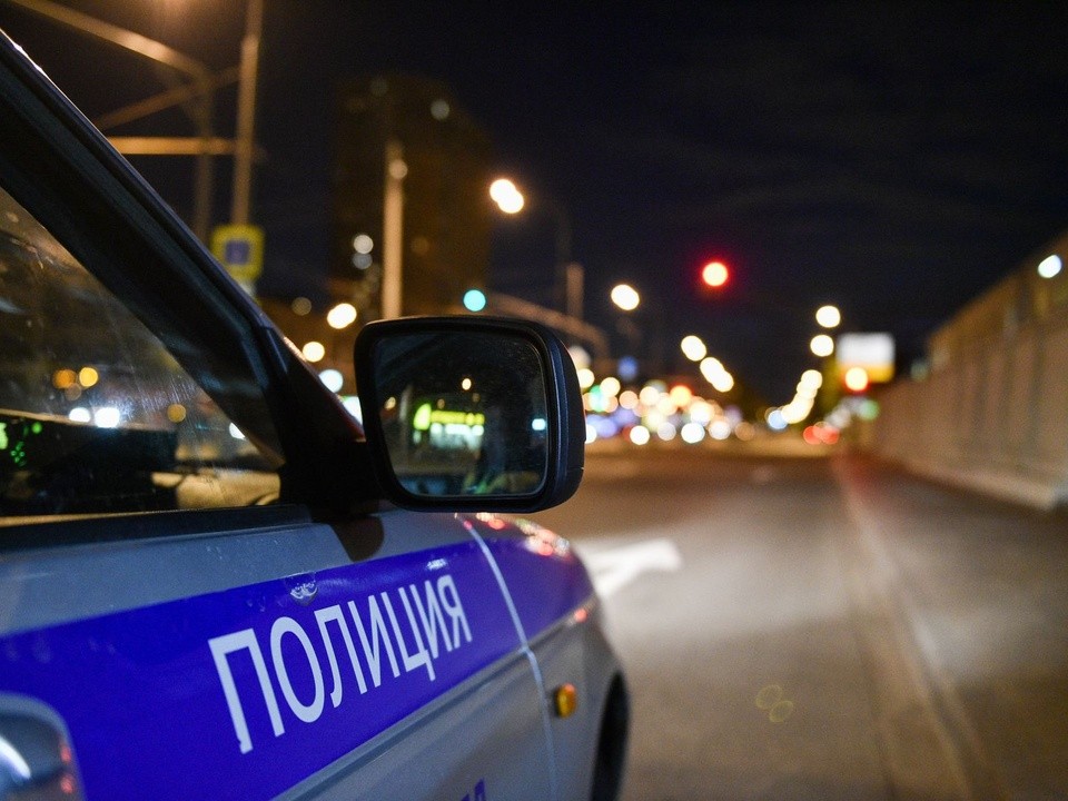 Подростки устроили дебош в поезде и выбросили транспорт на рельсы