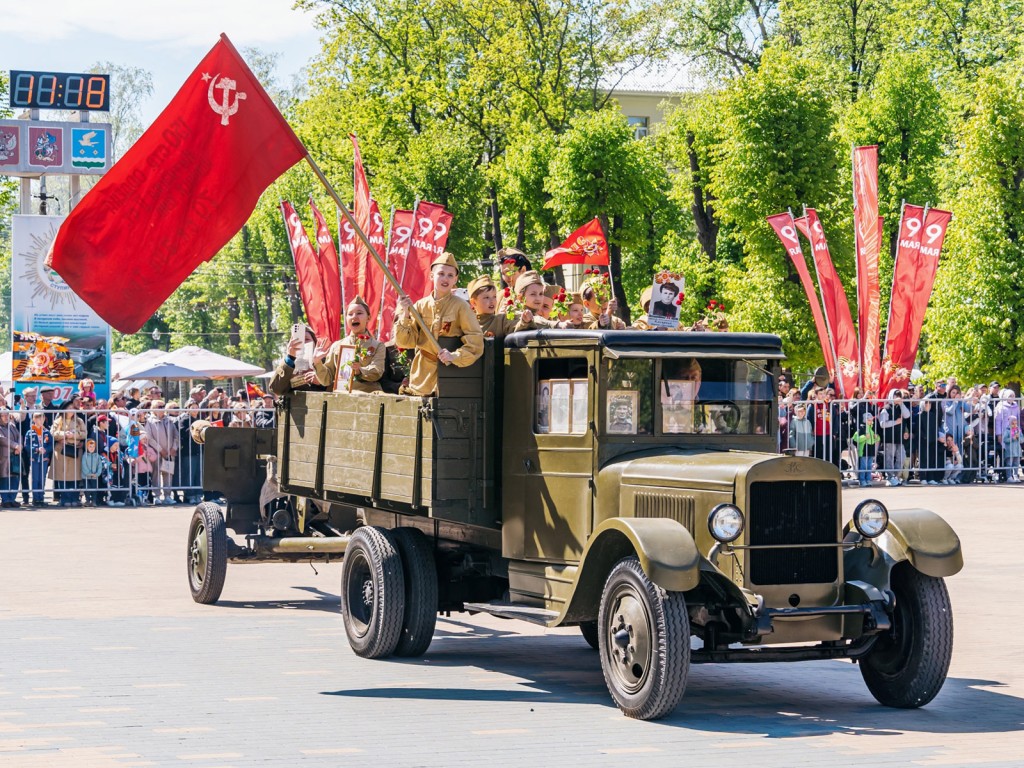 Знамя Победы пронесли на торжественном параде в Ступине 9 Мая