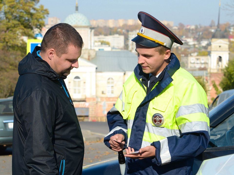 Водителям грозит штраф за поездку с просроченными правами