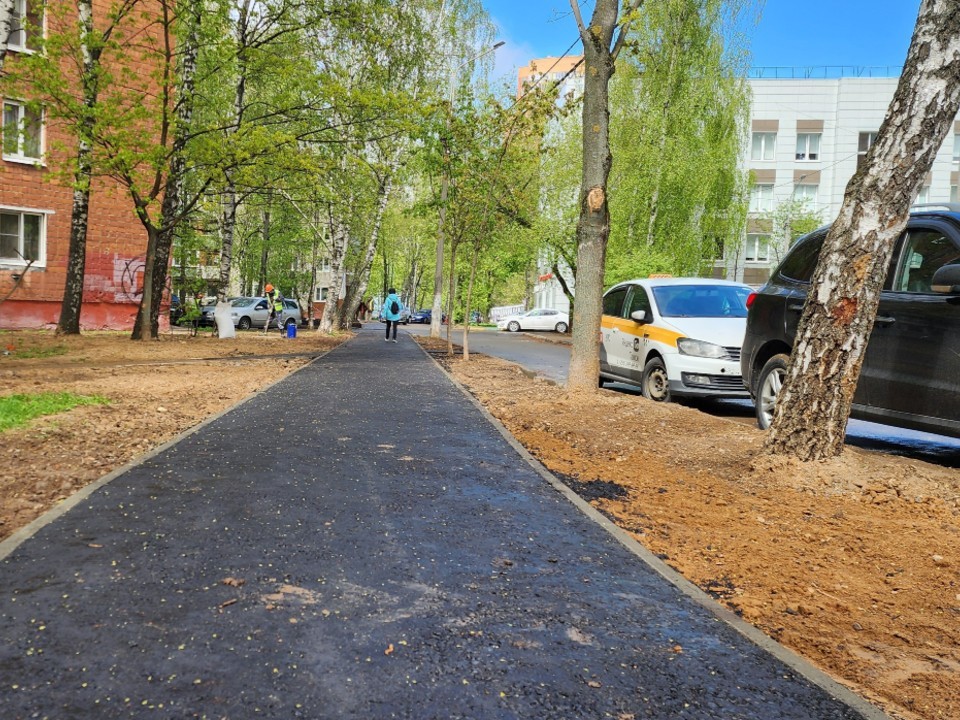 В Химках на улице Лавочкина обновили тротуары после ремонта теплосетей