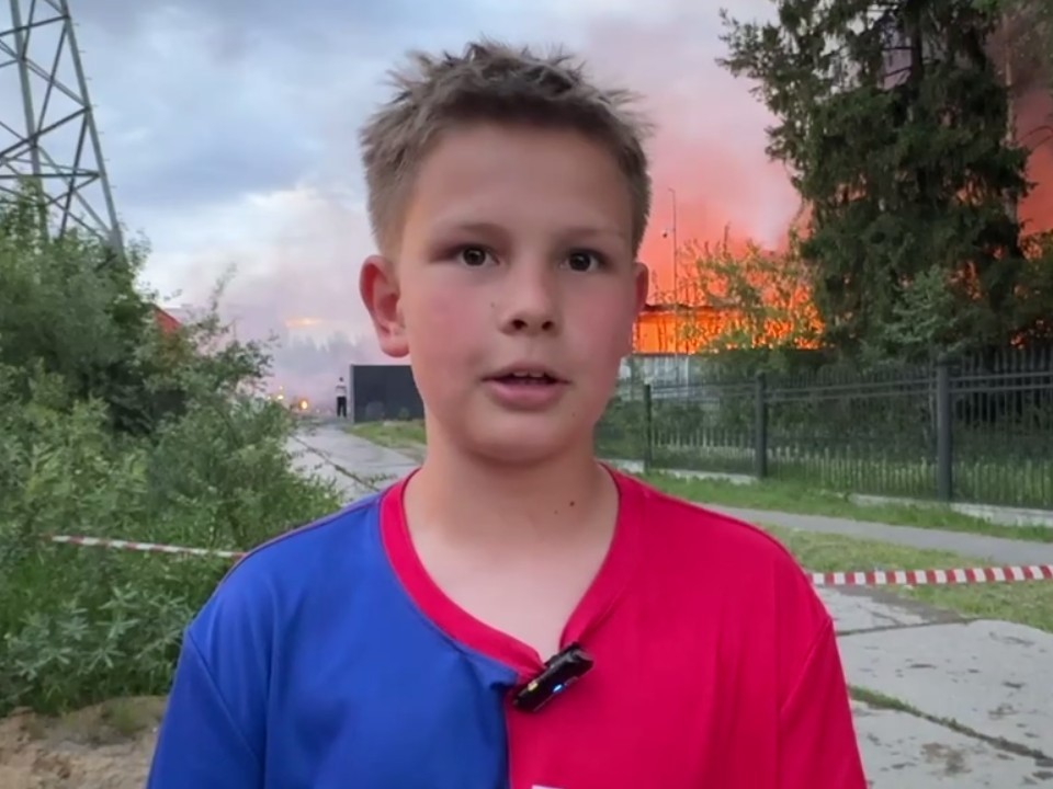 Во время пожара на обувном заводе 12-летний футболист бросился спасать маму