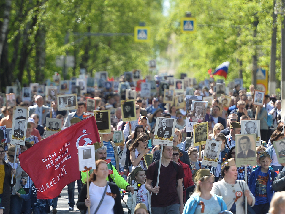 На рекламных экранах покажут портреты героев ВОВ