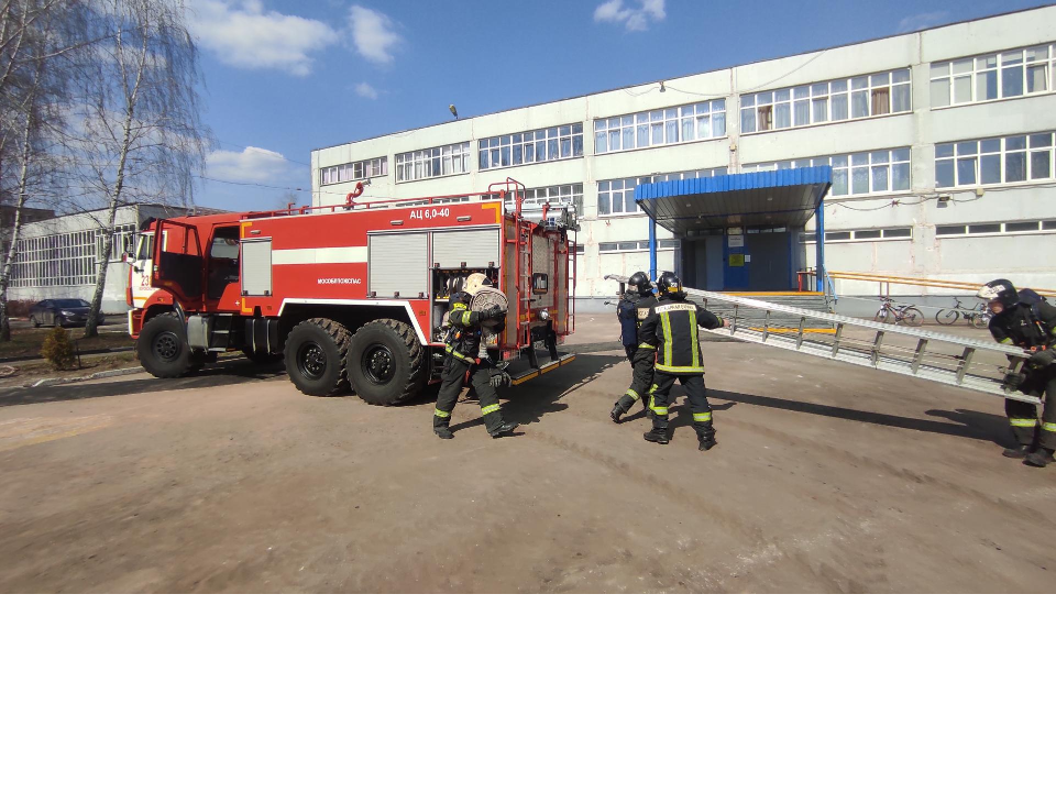 Подмосковные спасатели провели учения по тушению пожара в школе Богородского округа