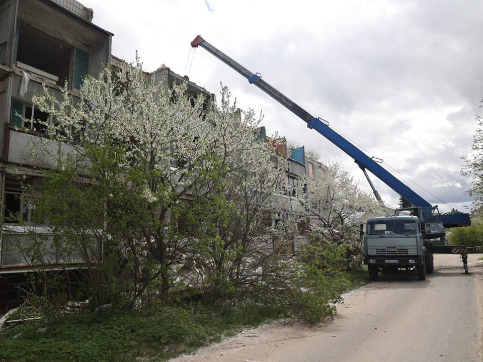 Аварийный дом на Березовой улице в Волоколамске начали сносить