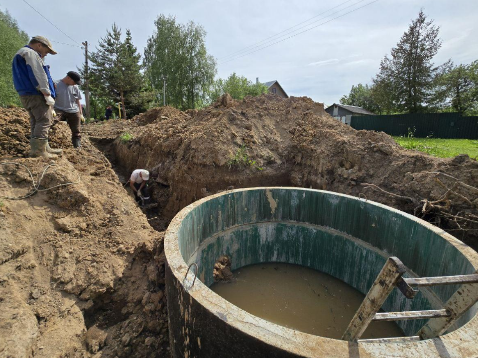 В поселке Синичино начали менять сети холодного водоснабжения