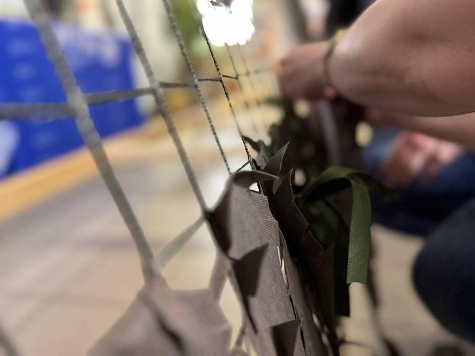 Студентов кооперативного колледжа в Мытищах научили плести маскировочные сети