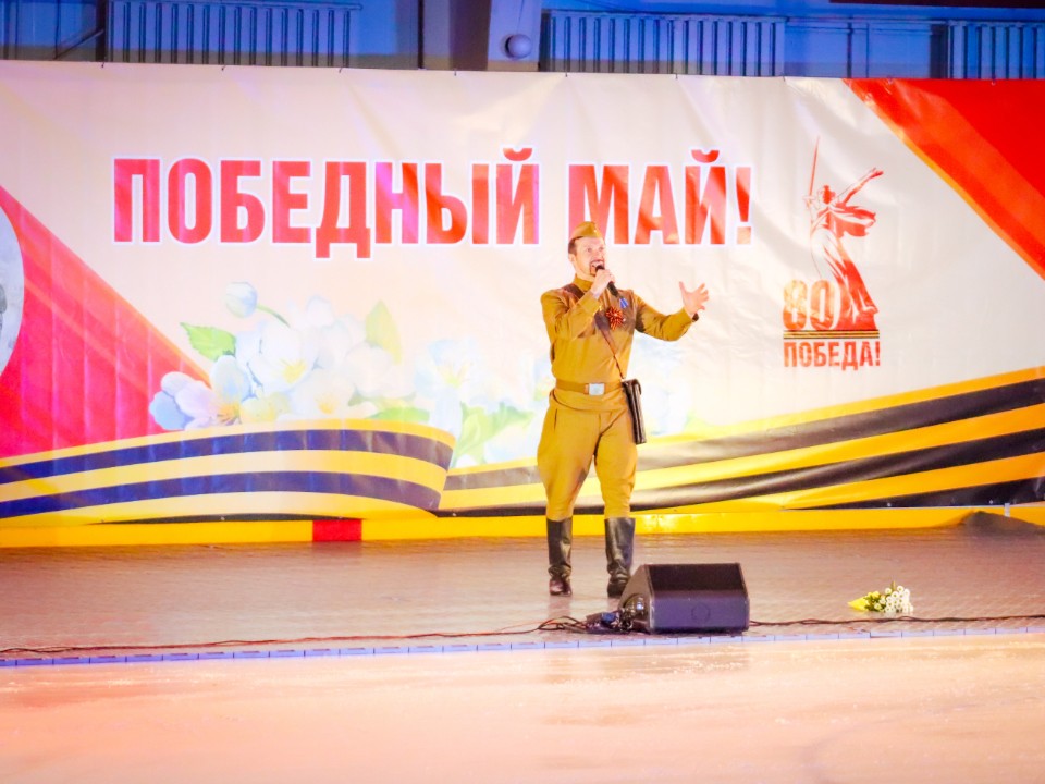 Жители Клина отметили День Победы концертом на льду