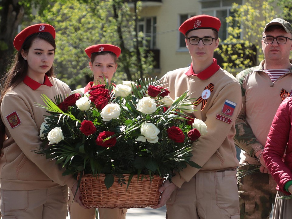 Жители Лыткарина в День Победы возложили цветы к мемориалам города