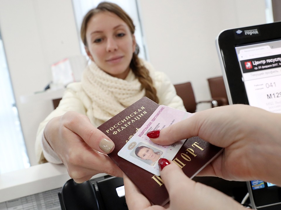 В ГИБДД объяснили, как продлять просроченные водительские права