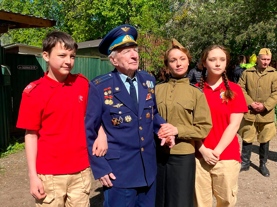 Ветеран из Королева встретил утро фронтовыми песнями и стихами