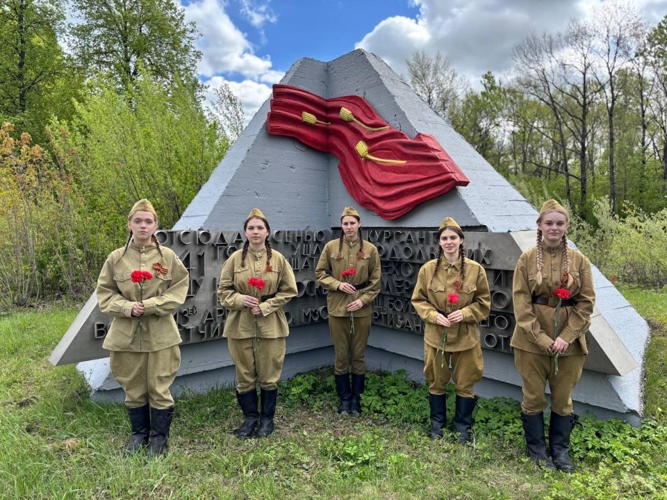 Школьники Подольска несут «Вахту памяти» у мемориалов