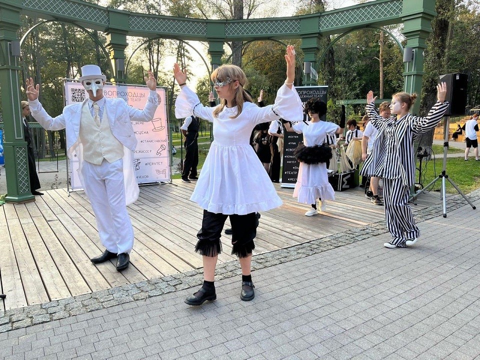 В Раменском прошло уличное представление молодежного театра «Первопроходцы»