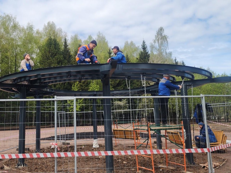 В Супоневском лесопарке ставят аттракционы