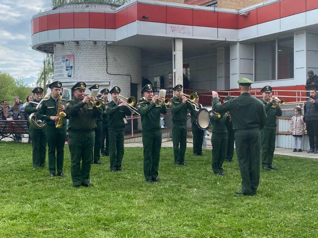 В Селятине у дома 99-летнего фронтовика прошел парад