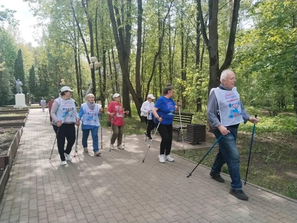 Участники центра «Активное долголетие» из Красногорска прошли марафон по скандинавской ходьбе