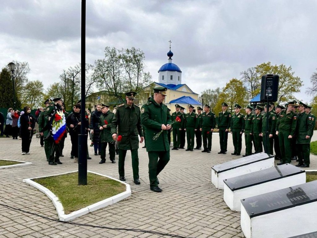 В Можайске почтили память героев войны у мемориала «Расстрельная яма»