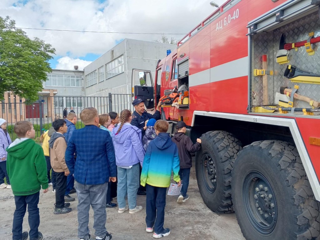 Ученикам школы Газопроводска показали пожарную технику и объяснили, как вести себя с огнем