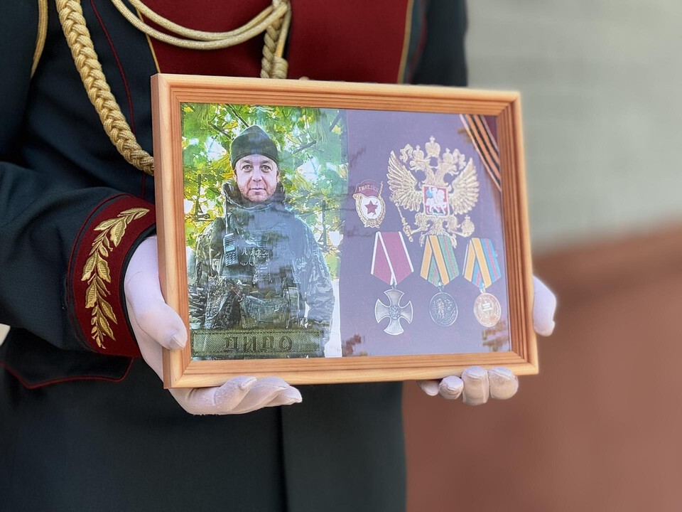 В микрорайоне Заря открыли мемориальную доску участнику СВО Сергею Шелухину