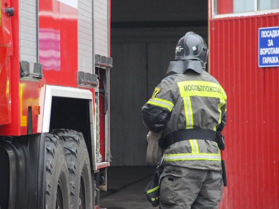 Пожарные ликвидировали 44 возгорания на объектах в Подмосковье