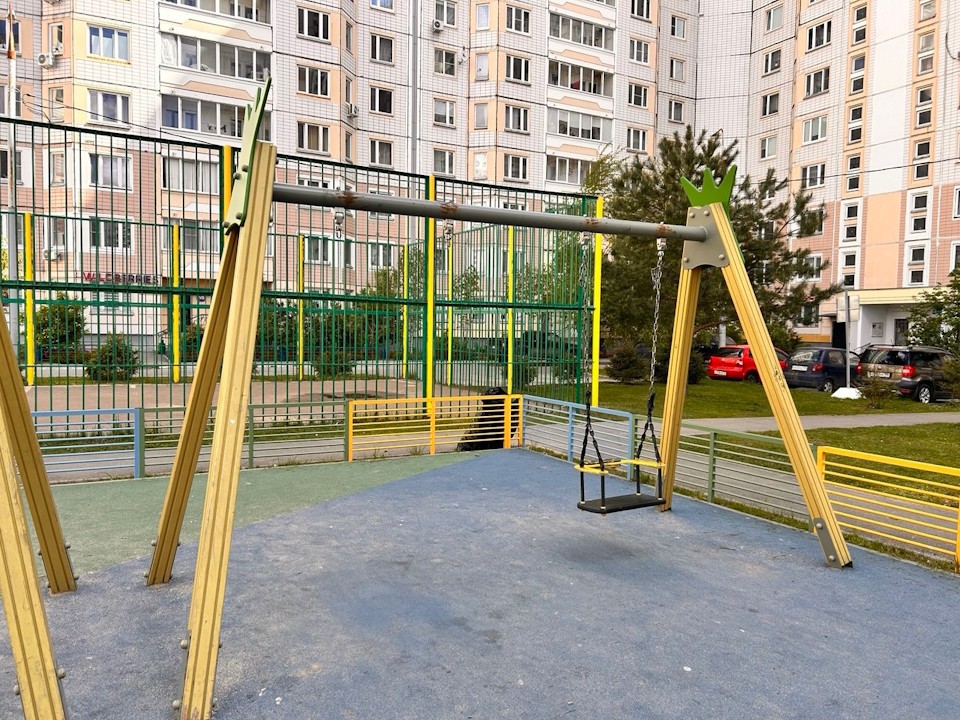 Детские качели отремонтируют в микрорайоне Губернский
