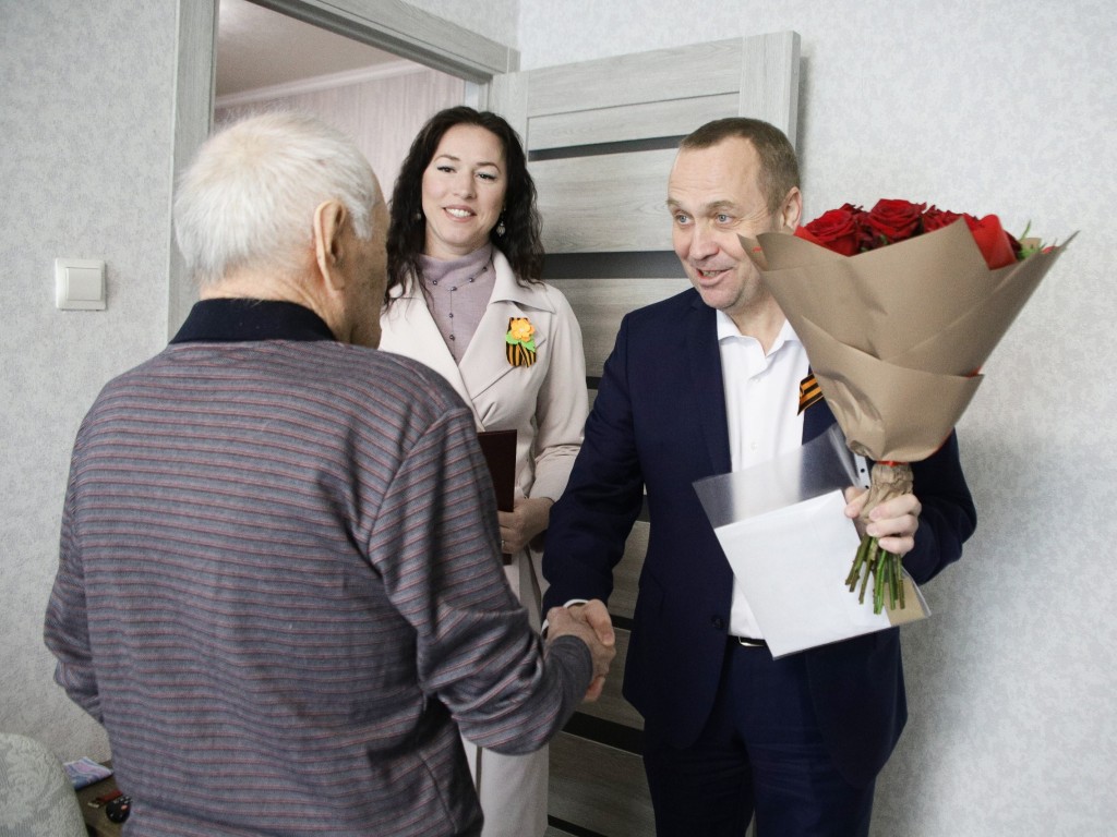 Ко Дню Победы участнику венгерских событий вручили чайный набор и букет