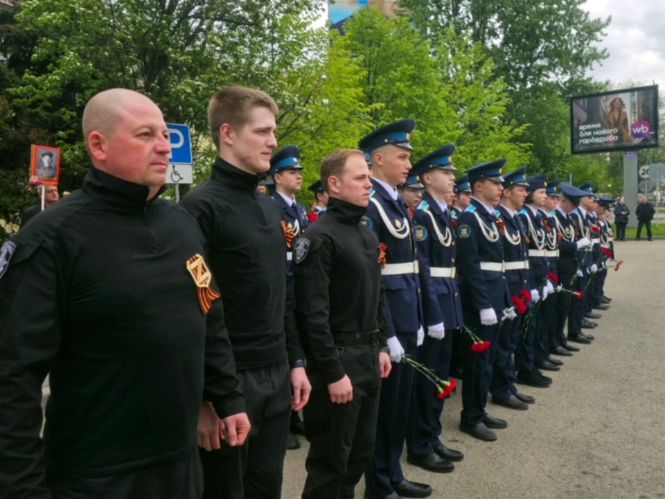 Кадеты школы №1 поздравили ветеранов с Днем Победы