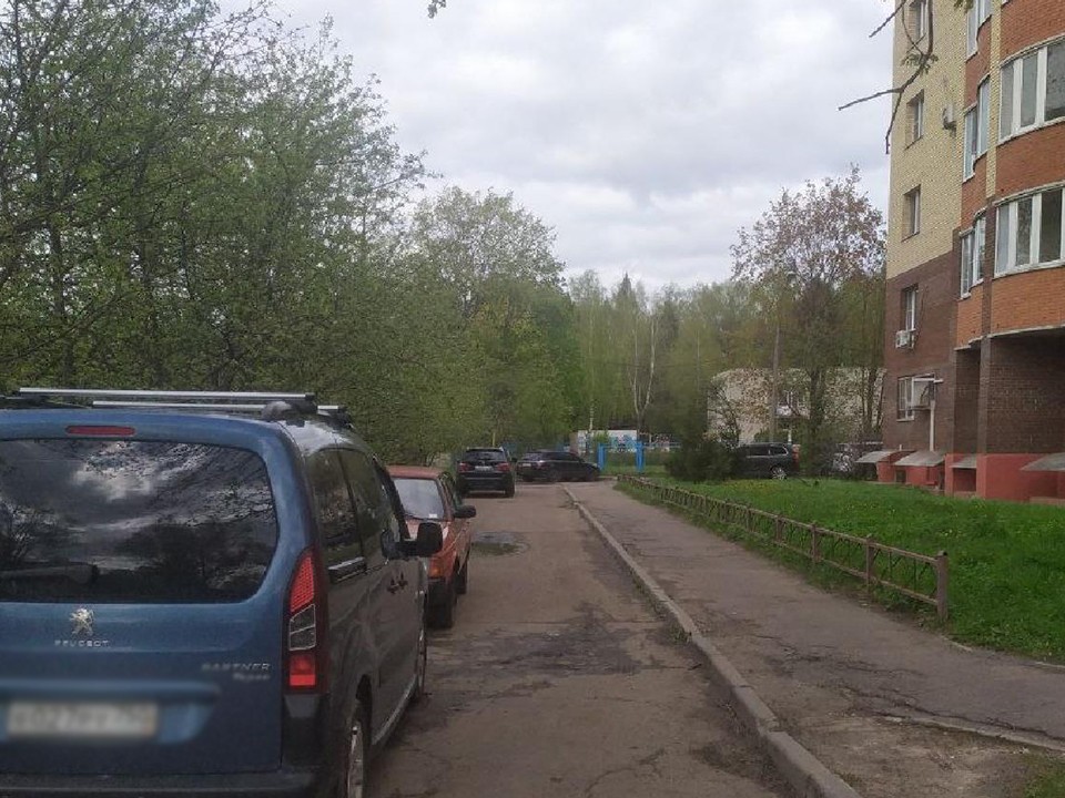 Огромную лужу на тротуаре откачали в Лосино-Петровском