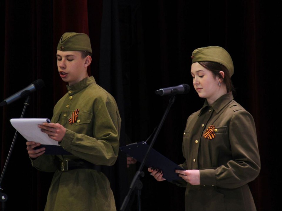 Песни о Победе исполнили дети на сцене в Березняках