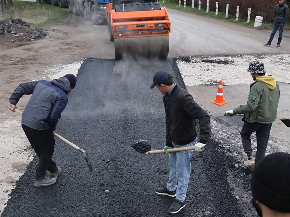 Дорогу по улице Аэродромной в Монине начали ремонтировать