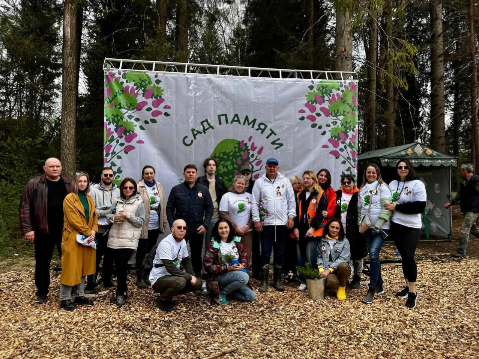 Специалисты Минтранса Подмосковья посадили деревья в акции «Сад памяти»