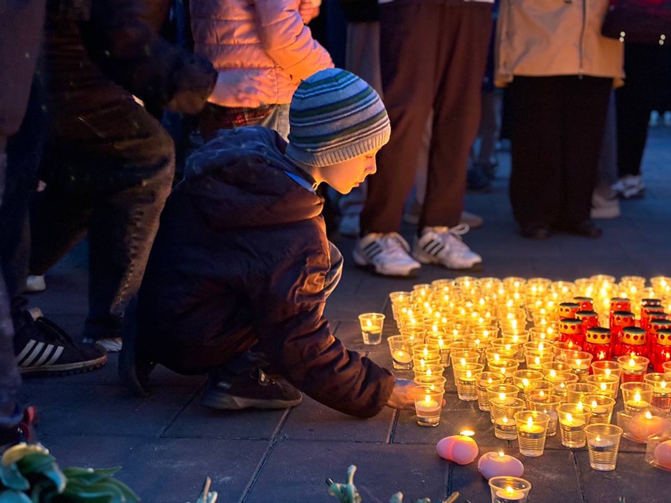 Жители Лосино-Петровского зажгли свечи в честь солдат Великой Отечественной