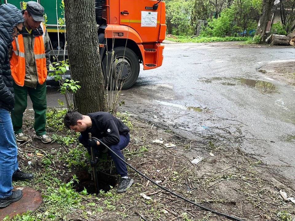 Течь на водопроводе устранили на улице Кузнецкий Мост в Мамонтовке