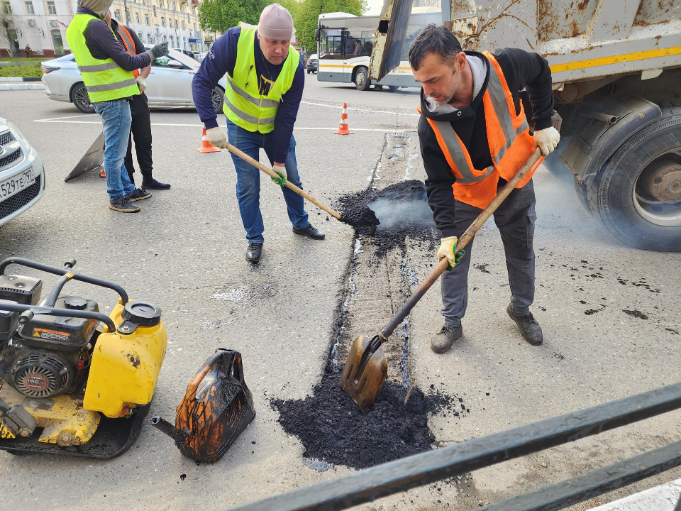 Рабочие заделали ямы на главной улице Электростали