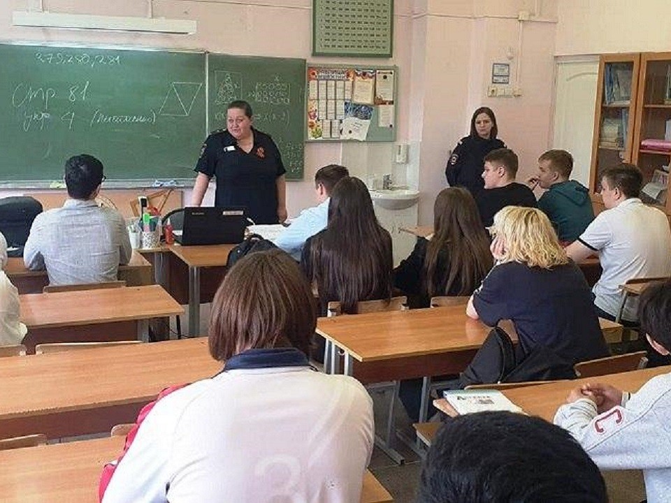 Полицейские провели беседу с учащимися образовательного комплекса в Пушкинском